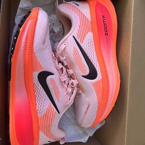 Vomero 18 running shoes in the Atmosphere Pink and Black colorway.(BRAND NEW)